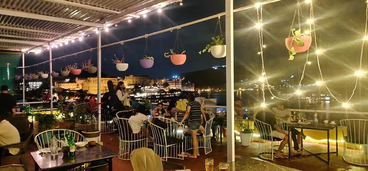 ***  أُودايبور Hotel Lake Star الهند